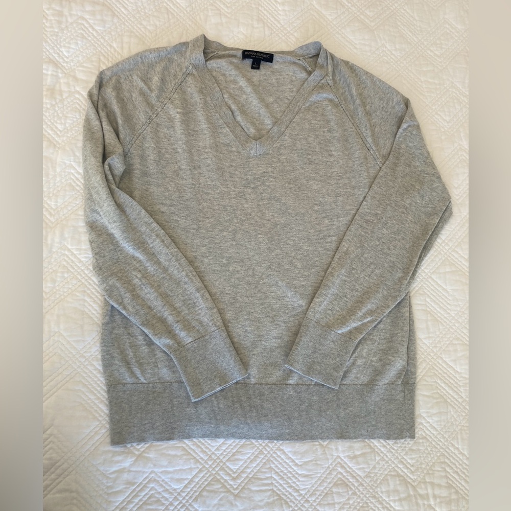 Banana Republic Light Gray Silk and Cotton Long Sleeve V-Neck Sweater Size Large